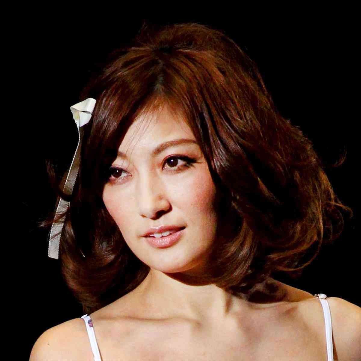 熊田曜子、黒い下着ショットにファン絶賛「神ボディ」「セクシーすぎ」「ビビった！」 : スポーツ報知