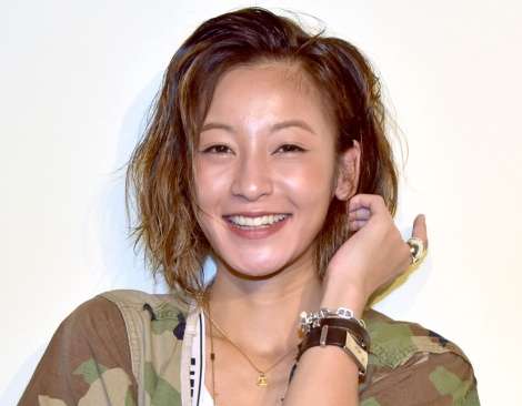 西山茉希“金髪ギャル”風メイク披露「あゆかと思った」「山田優ちゃんに似てます」 | ORICON NEWS