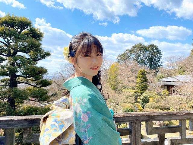 「ホンマにキレイやな…」横山由依、和服での見返り美人ショットに称賛の声
