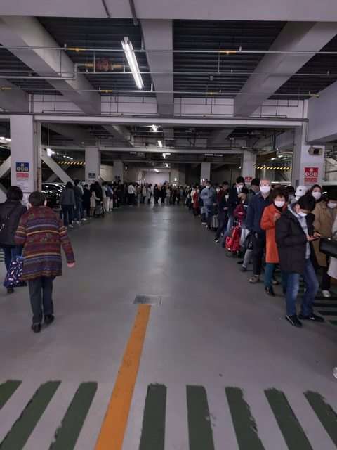 「買い占めやめよう」と冷静対応呼びかける声続々…小池都知事の会見受けスーパーに行列