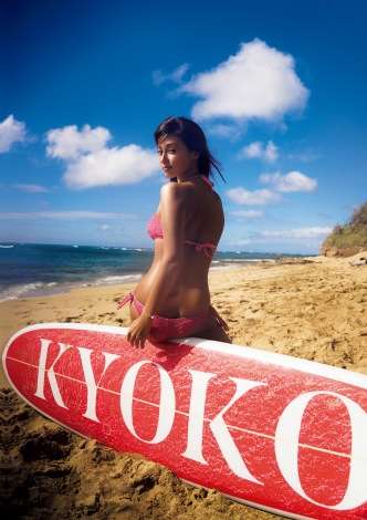深田恭子、最新写真集で史上最高“深キョンBODY” こんがり日焼け肌&サーフィン姿も