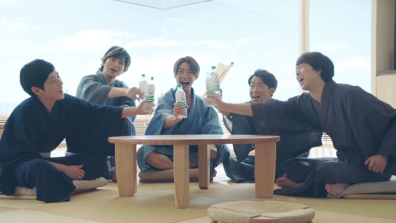 三ツ矢サイダー CM 「5人で乾杯」編 30秒 嵐 - YouTube