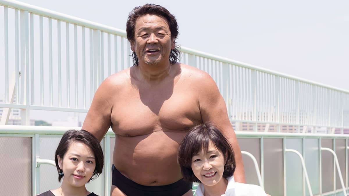 伝説のレスラーが公開した希少な家族写真「長州力と二人の美女」 | FRIDAYデジタル