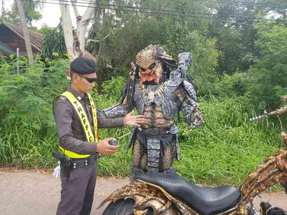 恐竜の着ぐるみ“2頭”がスーパーでママとお買い物「社会的距離の確保を恐竜スタイルで」（米）＜動画あり＞