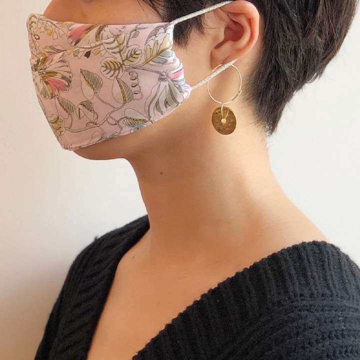 川辺株式会社 on Instagram: “【ハンカチマスクの作り方を公開中！】 ・ ウイルスが気になるこの季節、衛生的にハンカチは必須アイテム！ さらに、ハンカチはマスクの代用としても活躍できるんです！ ・ マスク不足対策にもおすすめのハンカチマスク。 さらに、ハンカチの柄で顔周りが明るくなります。…”
