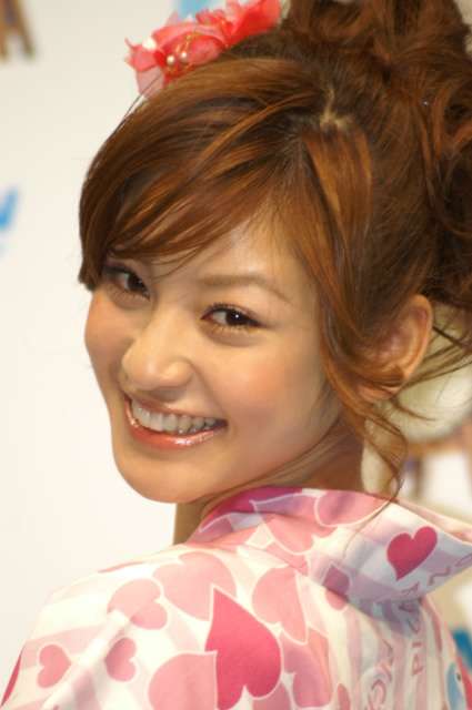 西山茉希、YouTubeですっぴん公開  「顔に塗っているモノ」にも驚き