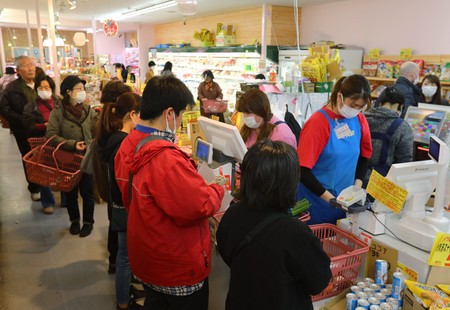 専門家「食料買いだめ控えて」 備蓄十分、流通も機能―店内は感染リスク増大
