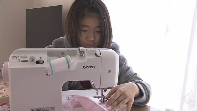甲府市の中学生が手作りマスク600枚寄付 費用はためたお年玉 | NHKニュース