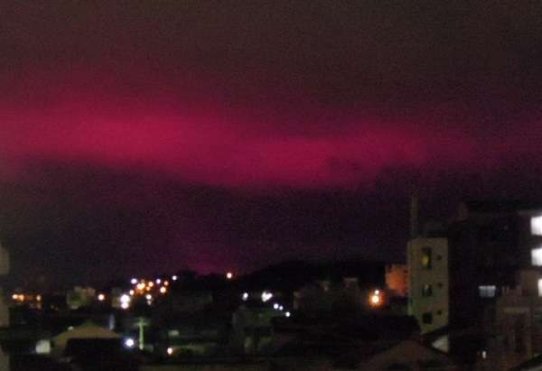 夜空、赤く染まる　津で目撃、ネットでも投稿　三重（伊勢新聞） - Yahoo!ニュース