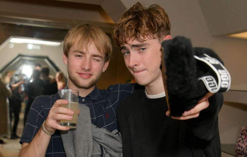 リアム・ギャラガーの息子とリンゴ・スターの孫、深夜のコンビニで騒動を起こした罪に問われる | NME Japan