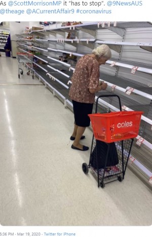 「買いだめは止めて！」商品がほとんどないスーパーで涙する高齢女性の写真が拡散（豪）