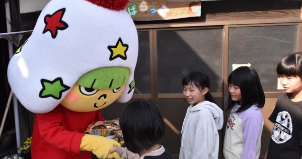 “出張”ホシオくん、ありがとう　おやつタウン、70学童保育施設に菓子無償提供 - 毎日新聞