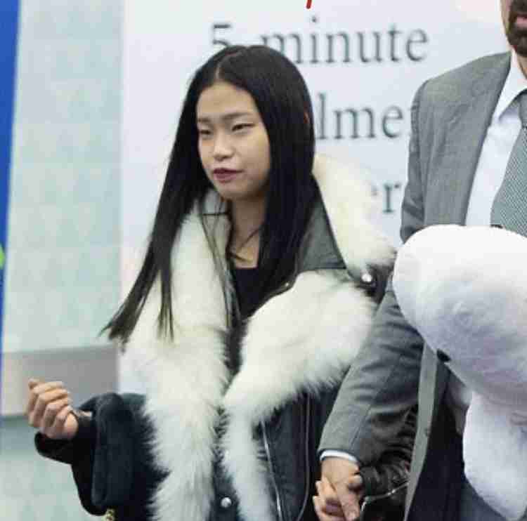ニコラス・ケイジ、ぬいぐるみを抱えて新恋人と噂のアジア人女性と空港に降臨
