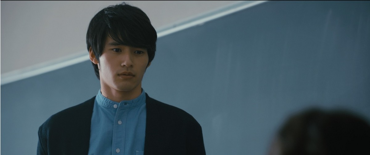 岡田健史、教師役で教壇に！映画初出演作『弥生、三月』場面カット - シネマトゥデイ