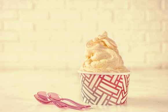 店の商品であるアイスクリームを舐めて、再び棚に戻したカップル。最高で20年の懲役が科せられる可能性（アメリカ） : カラパイア