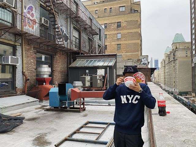 ピース綾部祐二 外でカップうどんを食べる姿にファンが猛ツッコミ この状況で 家戻って ガールズちゃんねる Girls Channel