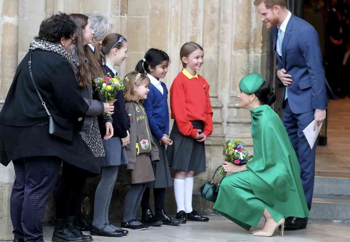 英ヘンリー王子夫妻、エリザベス女王に招待されて礼拝に参加