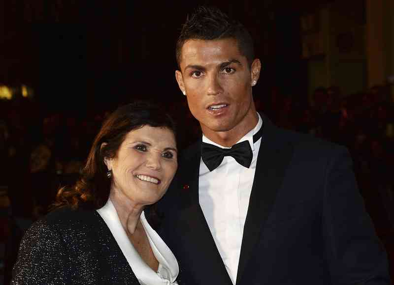 「女性陣がめちゃ強そう…」「素敵な一枚」C・ロナウドが公開した“母＆姉2人”との4Sに450万超「いいね！」