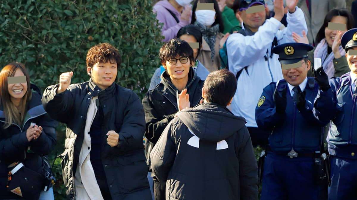 綾野剛＆星野源　サプライズ“生歌”にエキストラが大喜び！ | FRIDAYデジタル