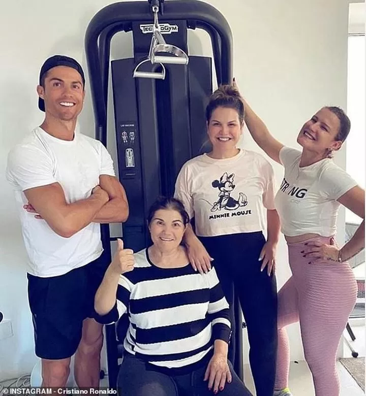 「女性陣がめちゃ強そう…」「素敵な一枚」C・ロナウドが公開した“母＆姉2人”との4Sに450万超「いいね！」