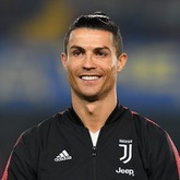 「女性陣がめちゃ強そう…」「素敵な一枚」Ｃ・ロナウドが公開した“母＆姉２人”との４Ｓに450万超「いいね！」 | サッカーダイジェストWeb