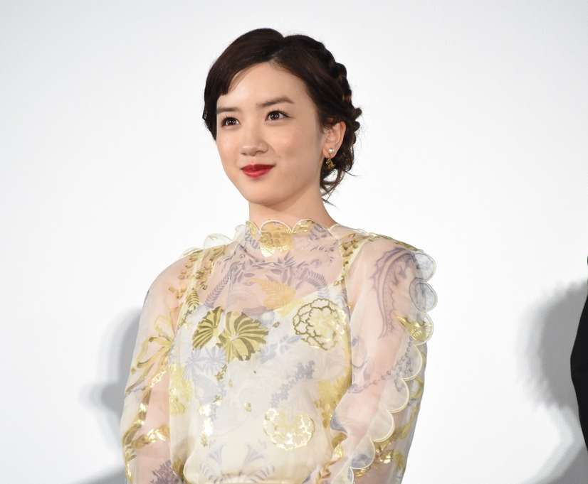 永野芽郁、20代初作品でイメージ覆す“大人メイク”