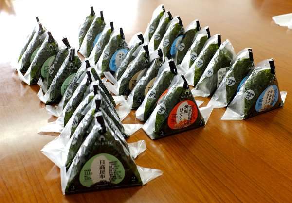 朝鮮学校にもおにぎり届く ローソン、川崎に６０個無償  | 話題 | カナロコ by 神奈川新聞