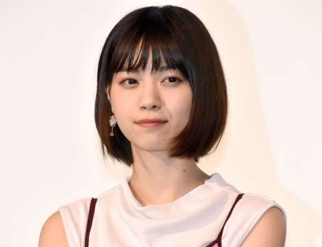 西野七瀬、派手色コーデで新鮮な魅力「何着ても似合う」「美しさに脱帽です!!」 | ORICON NEWS