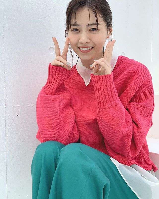 西野七瀬、派手色コーデで新鮮な魅力「何着ても似合う」「美しさに脱帽です!!」