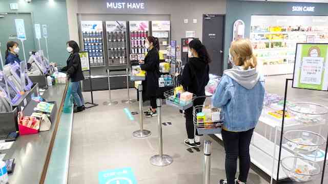 専門家「食料買いだめ控えて」 備蓄十分、流通も機能―店内は感染リスク増大