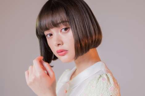 玉城ティナ、金髪×キャミ姿の肌見せショット「どこのお人形さんですか？」「大人の色気が出てます」