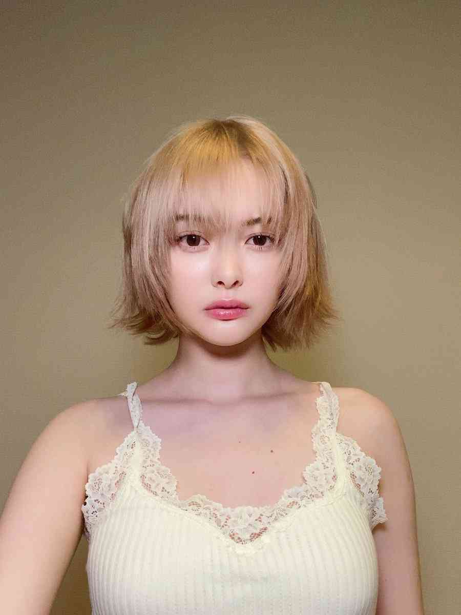 玉城ティナ、金髪×キャミ姿の肌見せショット「どこのお人形さんですか？」「大人の色気が出てます」