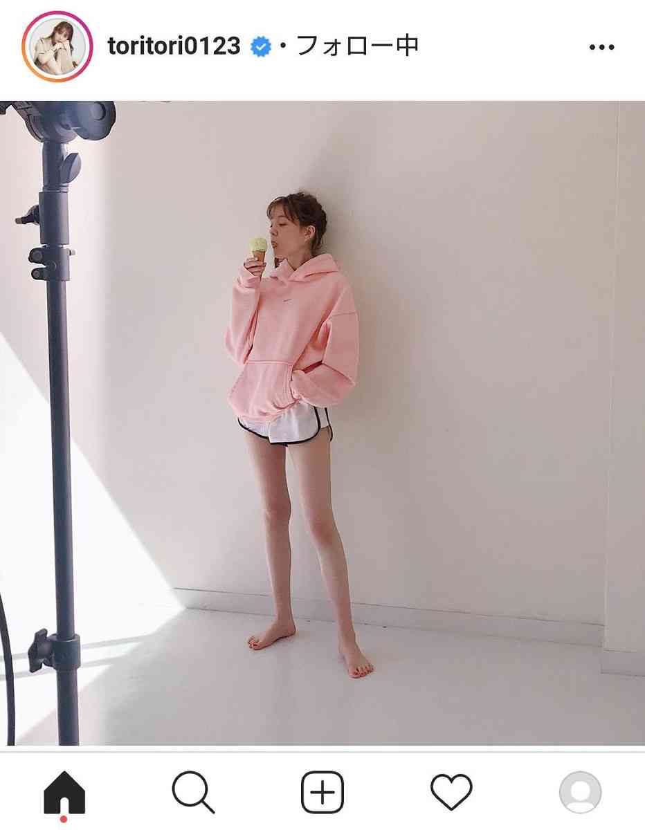 トリンドル玲奈、ショートパンツから伸びた生足美脚に驚きの声「脚ながっ」「細すぎます」「三度見しました」