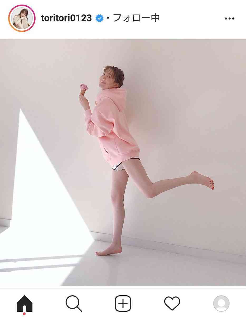 トリンドル玲奈、ショートパンツから伸びた生足美脚に驚きの声「脚ながっ」「細すぎます」「三度見しました」