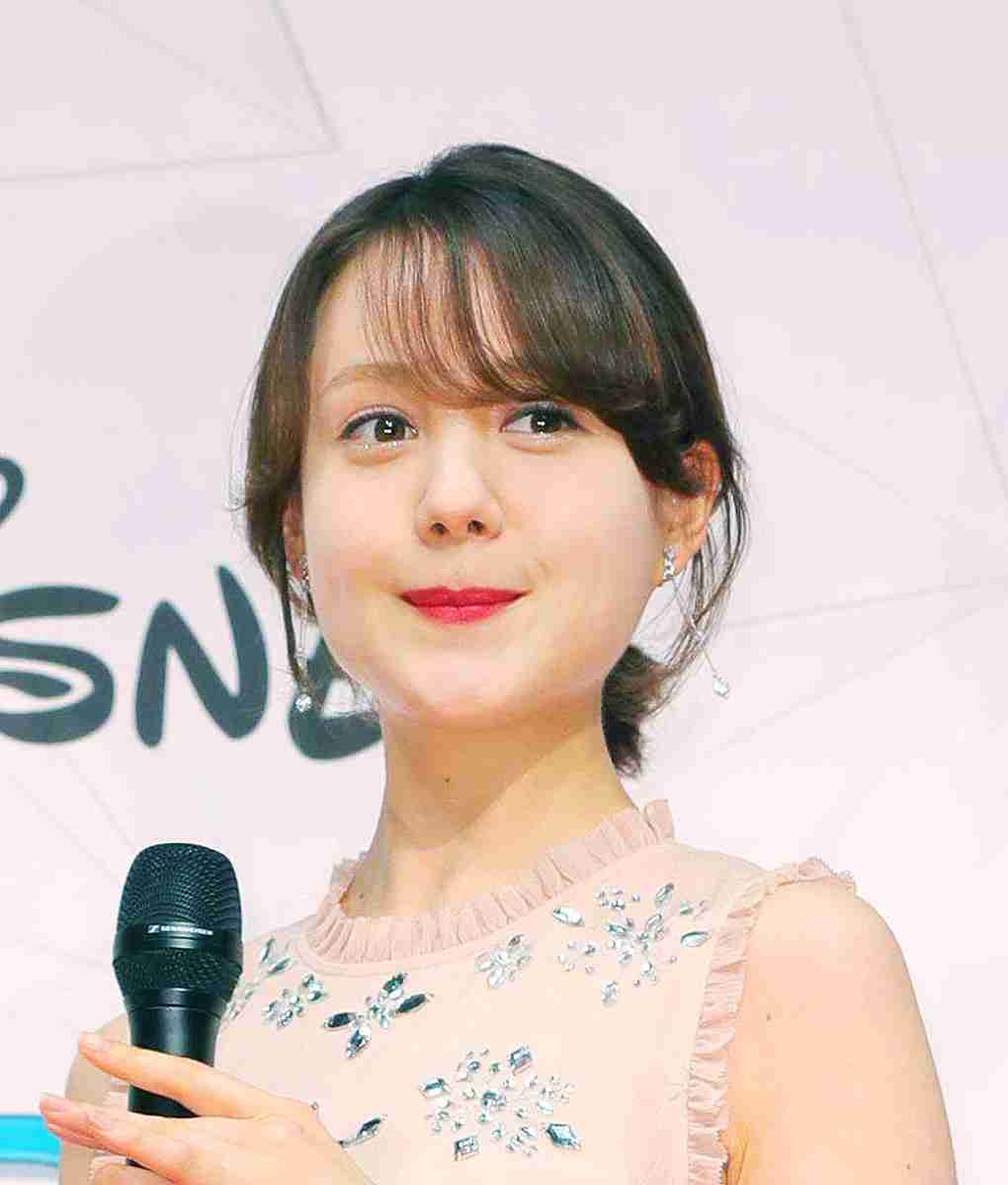 トリンドル玲奈、ショートパンツから伸びた生足美脚に驚きの声「脚ながっ」「細すぎます」「三度見しました」