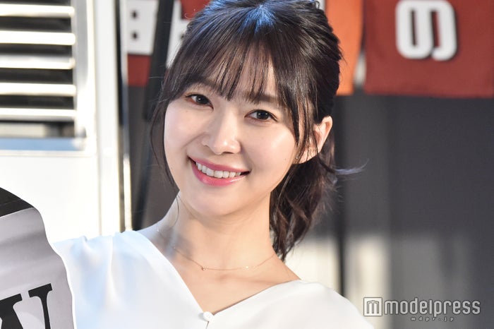 指原莉乃、“セルフカラー”でダークネイビーヘアにイメチェン「真似したい」と反響 - モデルプレス