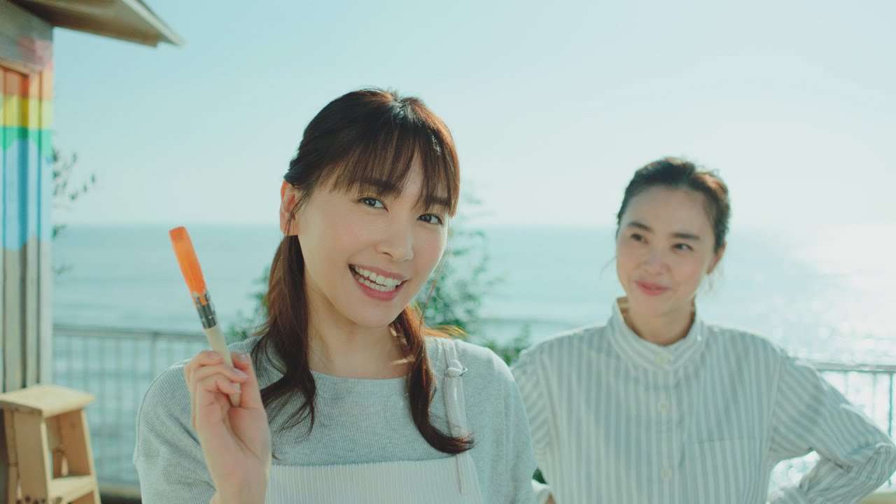 十六茶 CM 「『十六茶』そんな私でいいじゃない　ペンキ」編 15秒 麦茶ボトル 新垣結衣 - YouTube