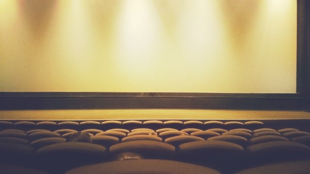 映画のエンドロール、見ないで帰る人たちの主張　「混むから嫌」「トイレに行ってる」
