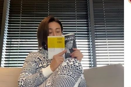 氷川きよし、おうち時間に読書呼びかけ　部屋着にも注目集まる – ニュースサイトしらべぇ