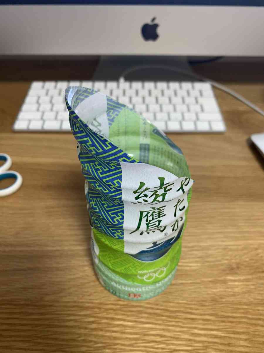 このペットボトル、何かおかしい...「脳がバグる」と話題のトリック写真がこちら