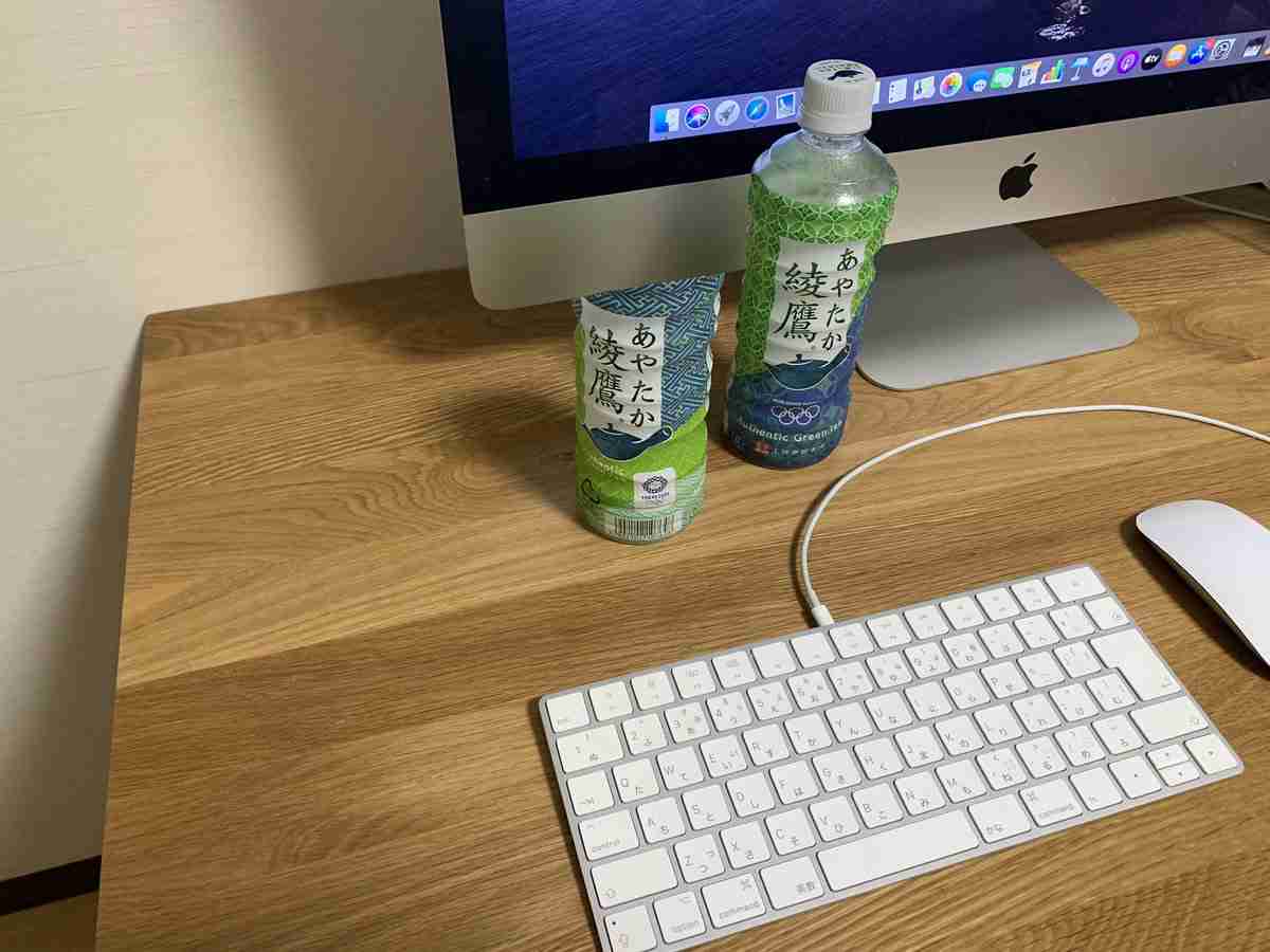 このペットボトル、何かおかしい...「脳がバグる」と話題のトリック写真がこちら