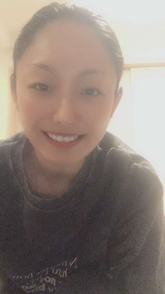 Miki Ando⛸安藤美姫’s Instagram video: “My new Exercise??? 最近フラフープを毎日やる様にしています！ なかなか腹筋キツいです??? 是非皆さんもこの様な状況でお家にこもっていると運動不足になったり気持ちが暗くなってしまうと思いますが一緒に頑張りましょう♥️♥️♥️ #おうち時間  #エクササイズ…”