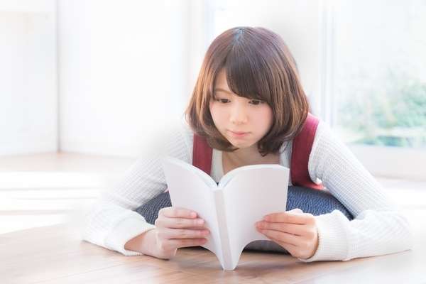 ブックカバーから読み解ける性格。カバー表紙を裏返す人はどんな人？