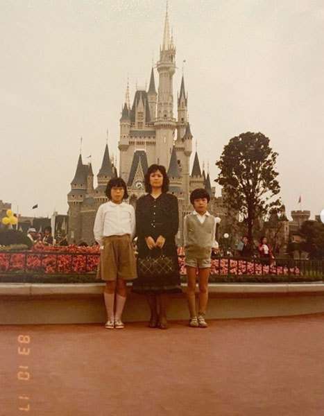 椿鬼奴、懐かしのディズニー写真で48歳バースデー祝う