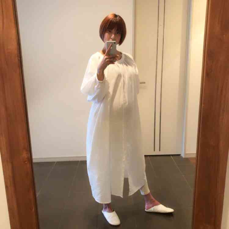 「かなり増えて…」hitomi、体重と妊娠7か月後半の“ふっくらお腹”公開「妊娠7カ月おうちファッション」