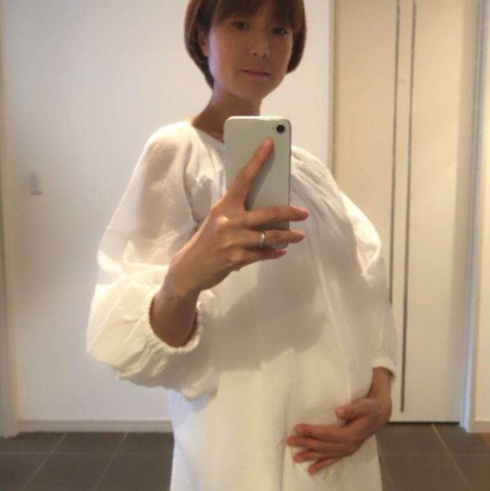       「かなり増えて…」hitomi、体重と妊娠7か月後半の“ふっくらお腹”公開｜E-TALENTBANK co.,ltd.  