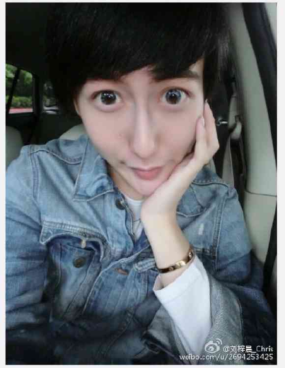 【微閲覧注意？】裸・半裸・キラキラおめめ…超越した自撮りセンスを誇る男性 「ちょっと整形しただけ」と主張