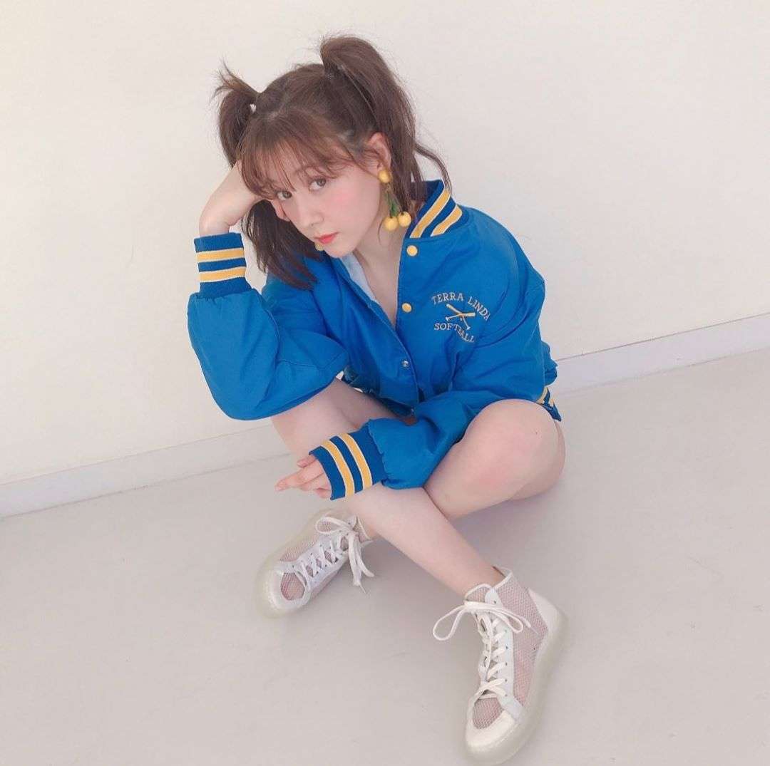 トリンドル玲奈、ツインテール×美脚全開ショット「イメージと違う」「こんなトリちゃん見られるとは…」