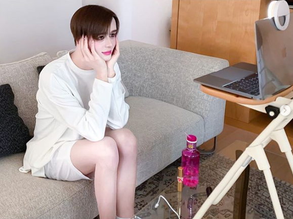 Matt、自宅で見せた美脚に大絶賛の声　「めっちゃ女子！」