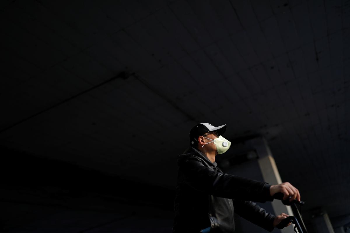                 アングル：男のほうがコロナに弱いのか、感染率・致死率とも高い訳 - ロイター